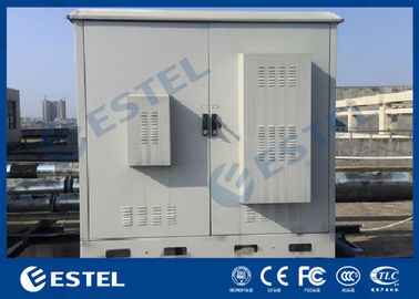 Dos gabinetes al aire libre de acero galvanizados bahía de las telecomunicaciones suelan el montaje del aislamiento de calor de PEF