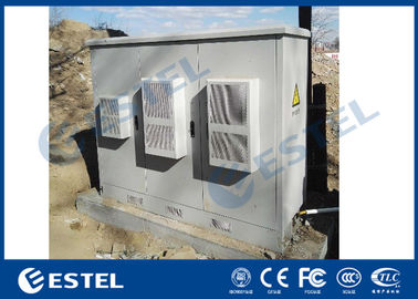 El gabinete al aire libre de las telecomunicaciones del sistema de enfriamiento del aire acondicionado incluyendo capas de la batería/atormenta los carriles