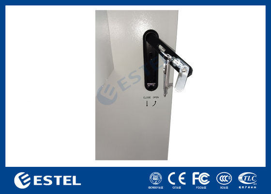 Gabinete de Telecomunicaciones para Exteriores con Montaje en Poste 8U IP55 RAL7035 con Control Térmico de Temperatura