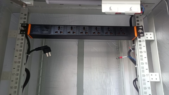 PDU vertical negro de 200-240 VCA y 32 A con salidas C13/C19 para distribución de energía