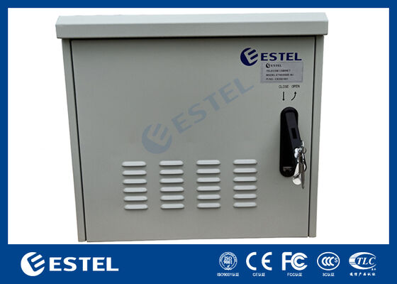 Gabinete de Telecomunicaciones para Exteriores con Montaje en Poste 8U IP55 RAL7035 con Control Térmico de Temperatura