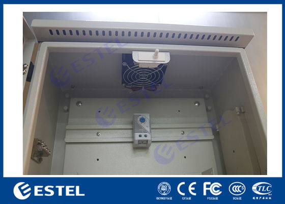 Recinto de control de tráfico IP55 instalado en la pared montado en un poste con placa trasera y tren de tren