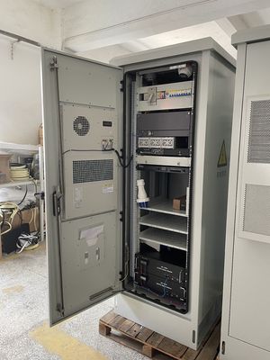 19 pulgadas 18U Estándar de exterior gabinete de telecomunicaciones con sistema de refrigeración Una puerta de entrada de acero inoxidable